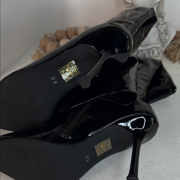 Jeffrey Campbell
Pushover/Over The Knee Black Patent Boots Sz 8.5 - Picture 6 of 10